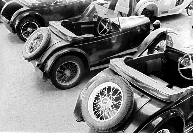Nedostatek garáží bránil podle novin před 100 lety rozvoji automobilismu