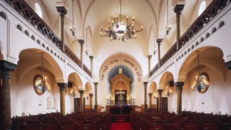 Výbuch otřásl synagogou v Lutychu. Extrémně násilný antisemitský čin, zuří starosta