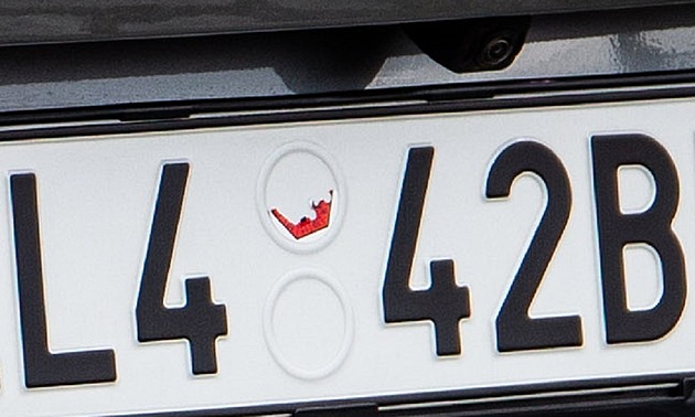 Řidič dlužil na pokutách desetitisíce. Policistům se při zabavování SPZ vysmíval