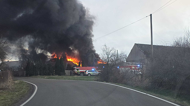 Černý dým nad Příbramskem. V Občově hoří hospodářské stavení