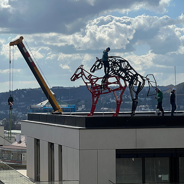 Šemík pářící se s klisnou zmizel z pražské střechy. Kontroverzní sochu čeká aukce