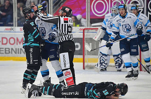 ONLINE: Třinec z protiútoku vyrovnává, Vary nevyužily ani druhou přesilovku