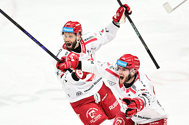 ONLINE: Třinec zvyšuje náskok nad Hradcem, po brzkém gólu vede i Liberec