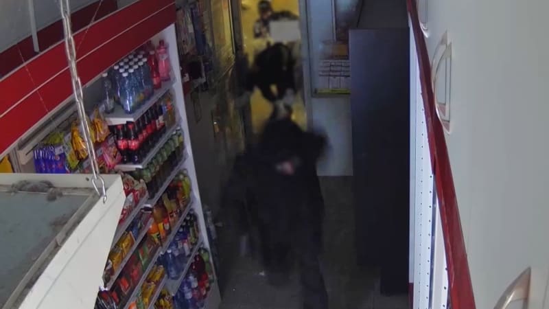 Vykutálené zloděje z Prahy zachytila kamera. Koupili si kladivo, pak s ním obchod vykradli