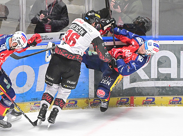 ONLINE: Pardubice v přesilovce otáčí mač se Spartou. Třinec otevírá skóre s Vary