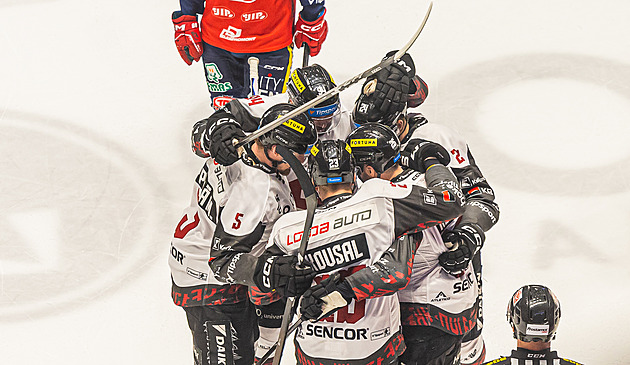 ONLINE: Sparta zvyšuje v Pardubicích, Třinec v semifinále srovnává s Vary