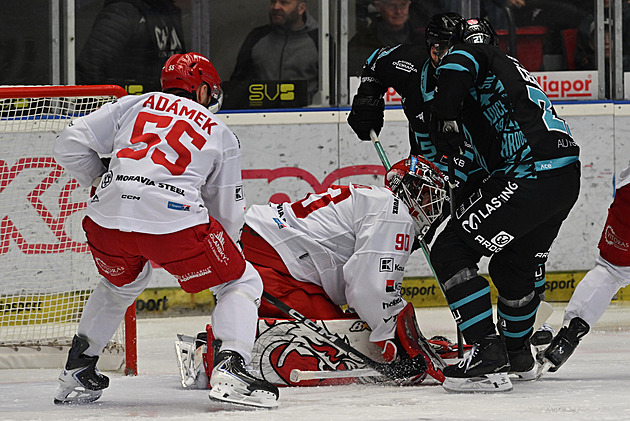 ONLINE: Třetí semifinále. Vary vedou nad Třincem, Sparta přivítá Pardubice