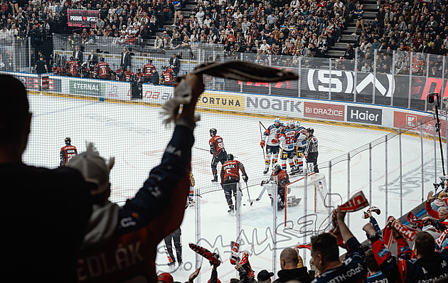 ONLINE: Sparta po první třetině remizuje s Dynamem. Třinec hraje ve Varech o finále