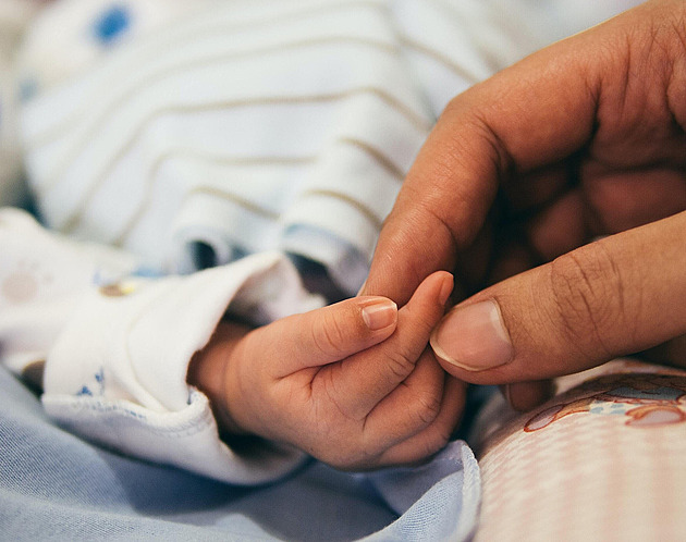 Za smrt dítěte bychom rodičky trestat neměli, reagují na soud lékař i advokátka