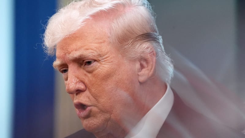 Trump se po kritice papeže pasoval do role Ježíše. Zveřejněný obrázek pobouřil internet