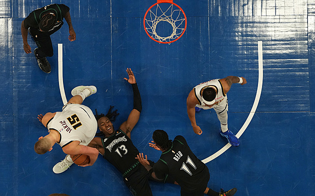 Mimozemšťan Dosunmu a Jokičova frustrace. Denver je na hraně vyřazení