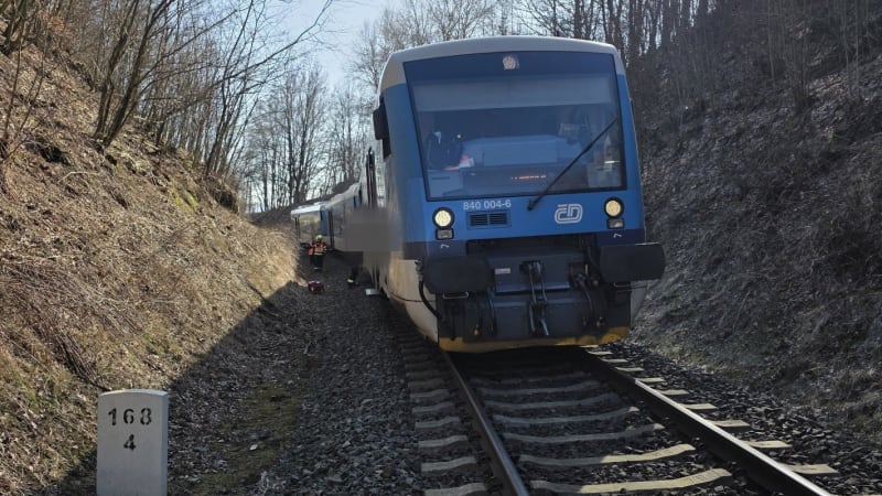 Neštěstí na Přerovsku: Na koleje spadl z mostu člověk. Provoz vlaků je zastaven