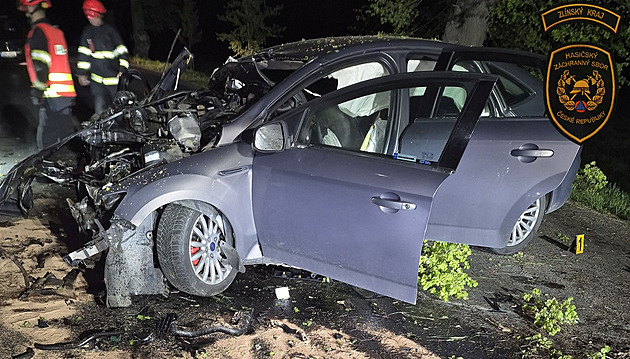 Mladá spolujezdkyně nepřežila náraz do stromu, řidička je těžce zraněná