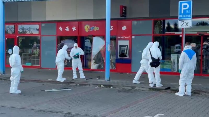 V pražském obchodním centru někdo odpálil bankomat. Lupiči unikli před vrtulníkem i psovodem