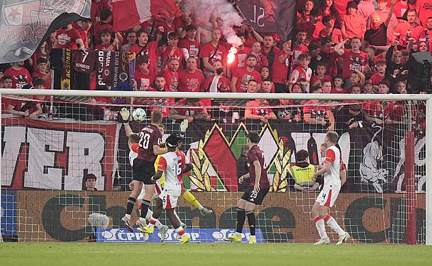Nepřijatelné! Titulární sponzor odsoudil výtržnosti v derby, fotbalu dává stamiliony