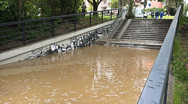 Laguna na pražských Hájích. Průtrž vody zatopila i podchod