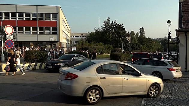Fenomén mamataxi v Olomouci. Aut u škol soustavně přibývá, už i na krátké trasy
