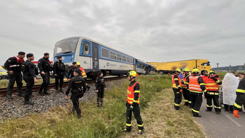 Vážná železniční nehoda na Hané: Vykolejil vlak, osm lidí skončilo v nemocnici