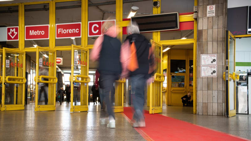 Metro v Praze zastavil pád muže do kolejiště. Lidé v dopravní špičce musí přesedat na autobusy
