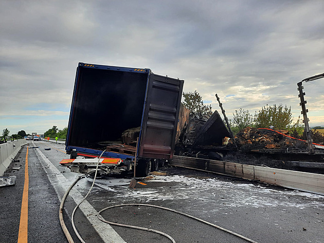 Dva řidiči zemřeli při nehodě a požáru kamionů. Dálnice D2 u Brna je uzavřená