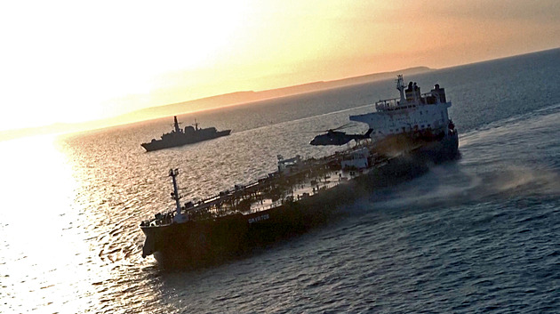 VIDEO: Úspěšná operace proti Rusům. Britové se zmocnili tankeru stínové flotily