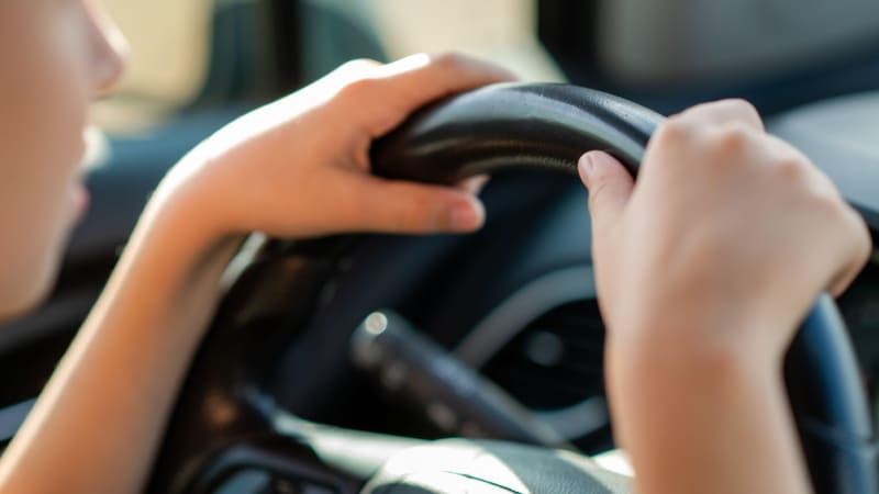 Děti ukradly auto rodičům a nechtěně srazily královnu krásy. Miss Kalifornie bojuje o život