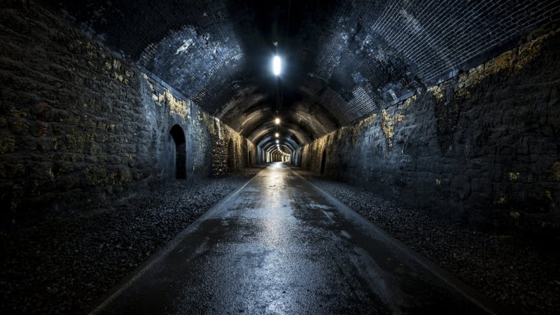 Tragédie v tunelu: Dovnitř vtrhla voda, poté se začal hroutit. Indické úřady sčítají mrtvé